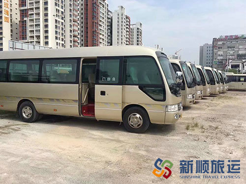 考斯特多辆停放