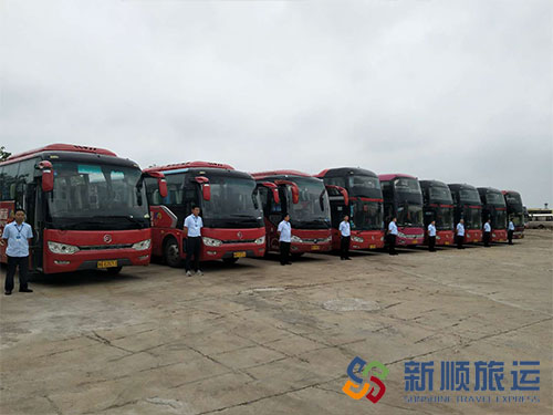 旅游大巴车