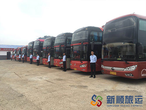 旅游大巴车